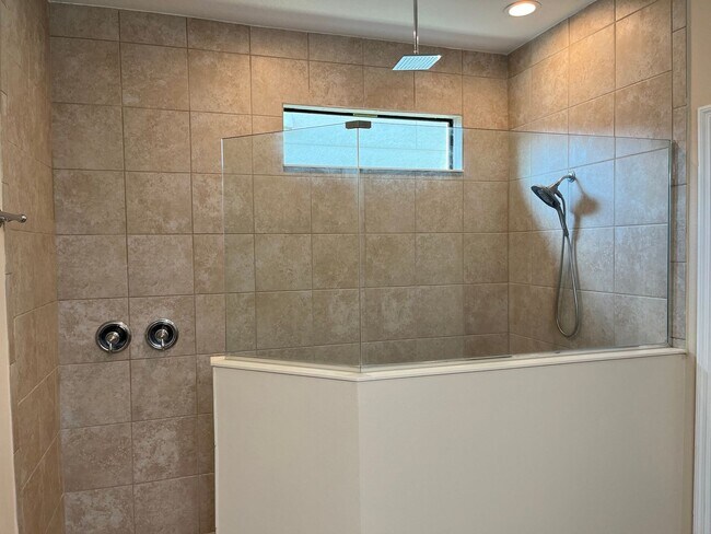 Building Photo - Five Bedroom with Water View in Avalon Park