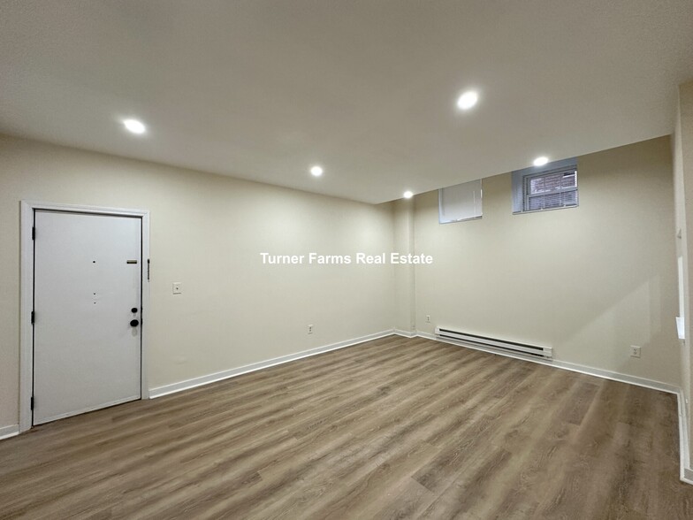 Building Photo - 448 Park Dr