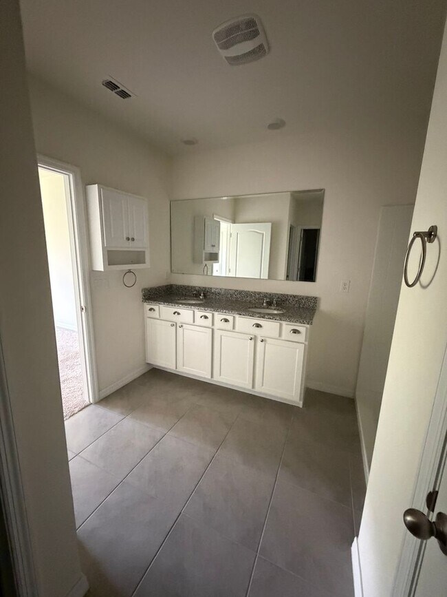 Building Photo - 801 Baylor Dr