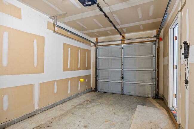 Building Photo - Spacious 3 Story Townhome Located in the Heart Raleigh! Available Now!