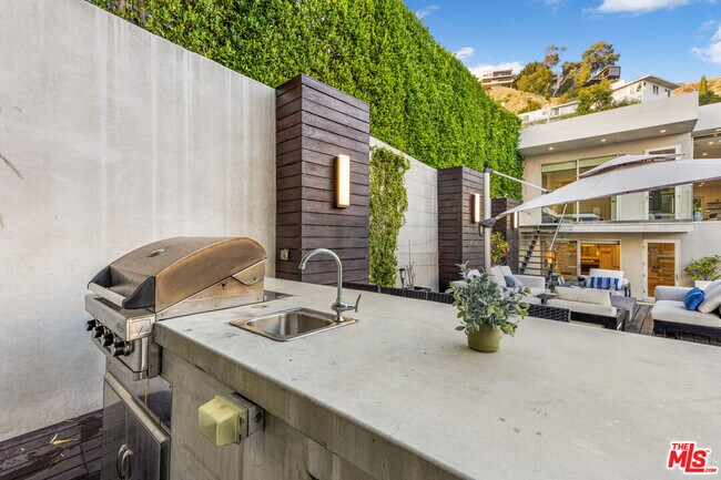 Building Photo - 1717 Sunset Plaza Dr