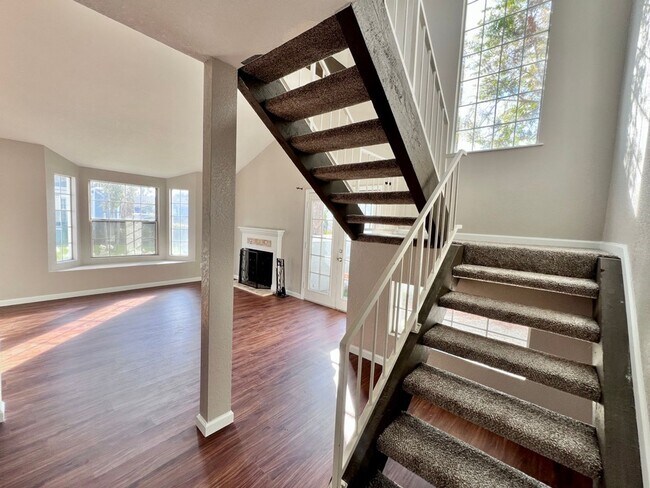 Building Photo - $2,295 Villa & Barstow, 3 Bedroom Condo - ...