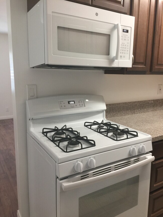 Stove - 48 S Parkwood Ave