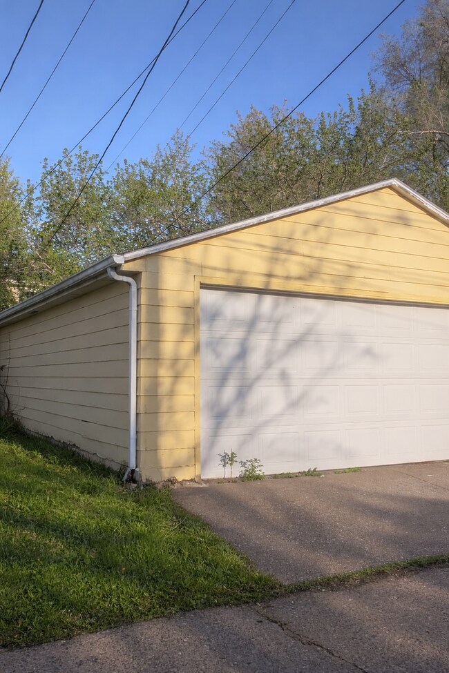 Building Photo - 3 Bedroom Moline Home with 2 Car Garage