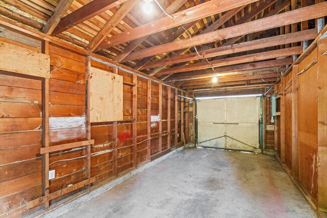 Building Photo - 305 Knoop Ln
