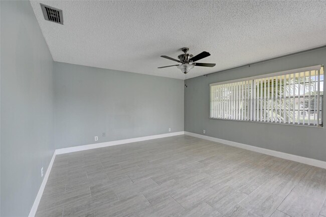 Building Photo - 8760 Azalea Ct