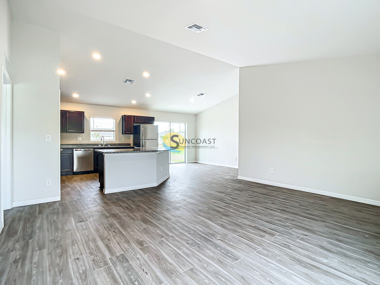 Building Photo - 1812 NE 7th Pl