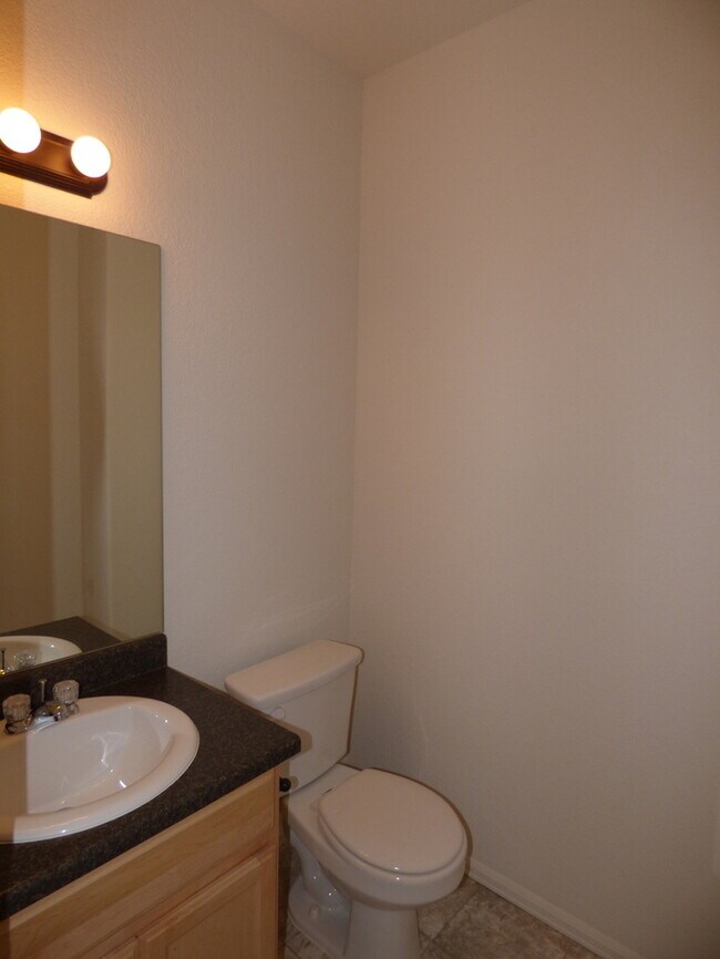 Building Photo - 4 Bed / 2.5 Bath Home in Windsor!