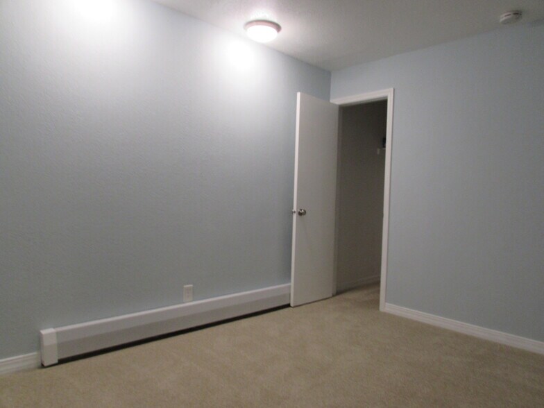 Building Photo - 3150 Lakeside Dr