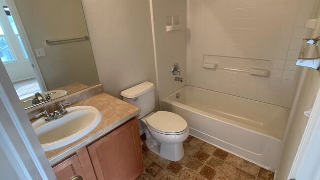 Building Photo - Great 2 Story Townhome!