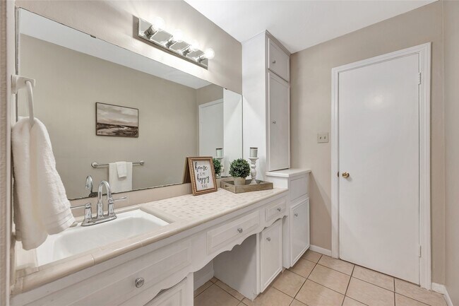 Building Photo - 847 Carlingford Ln