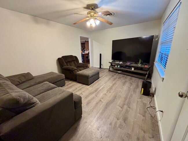 Building Photo - Spacious 4 Bed 2 Bath with Enclosed Patio ...