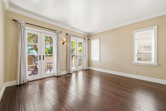 Building Photo - 1520 Miramar Dr