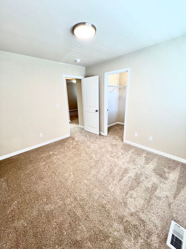 Building Photo - LIKE NEW Truly a MUST SEE! Move-in Ready