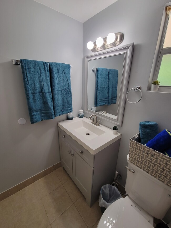 Building Photo - 1520 NE 33rd St