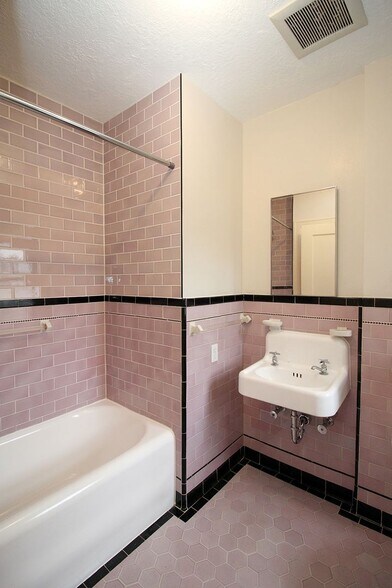 Building Photo - 2904-2914 SE Washington St & 606 SE 29th Ave