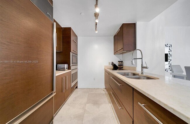Building Photo - 485 Brickell Ave