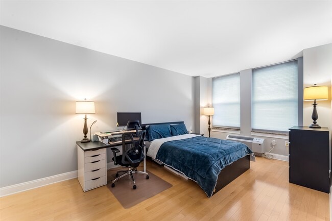 Building Photo - 10 Regent St