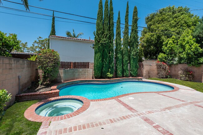 pool/spa - 321 S Swall Dr