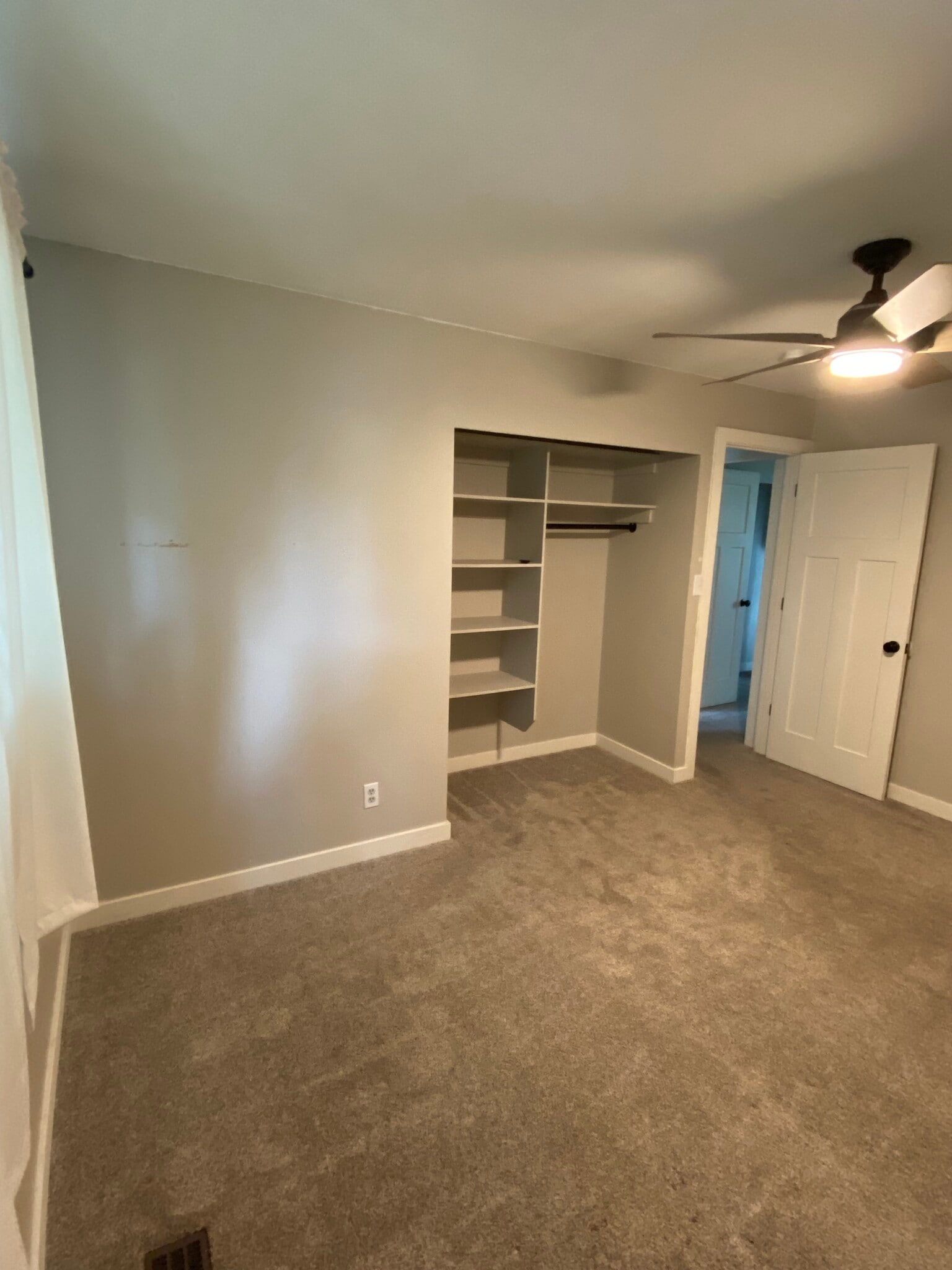 Building Photo - 640 S Sunset Dr