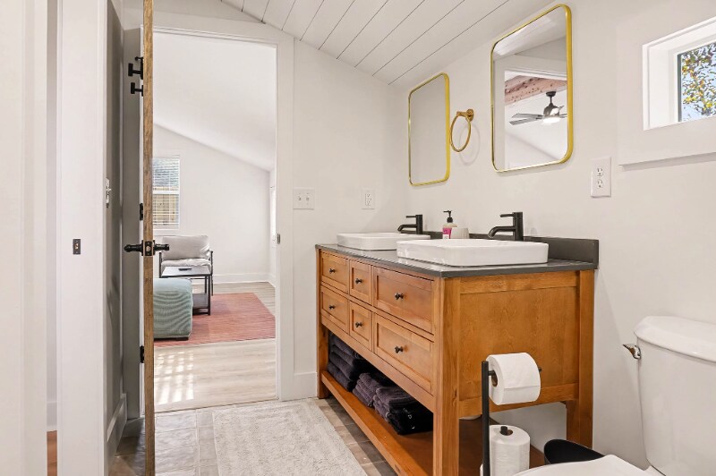 Building Photo - 625 Semaht St