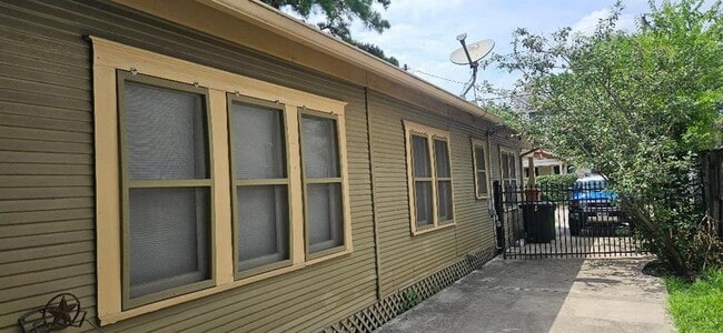 Building Photo - 1301 Bomar St