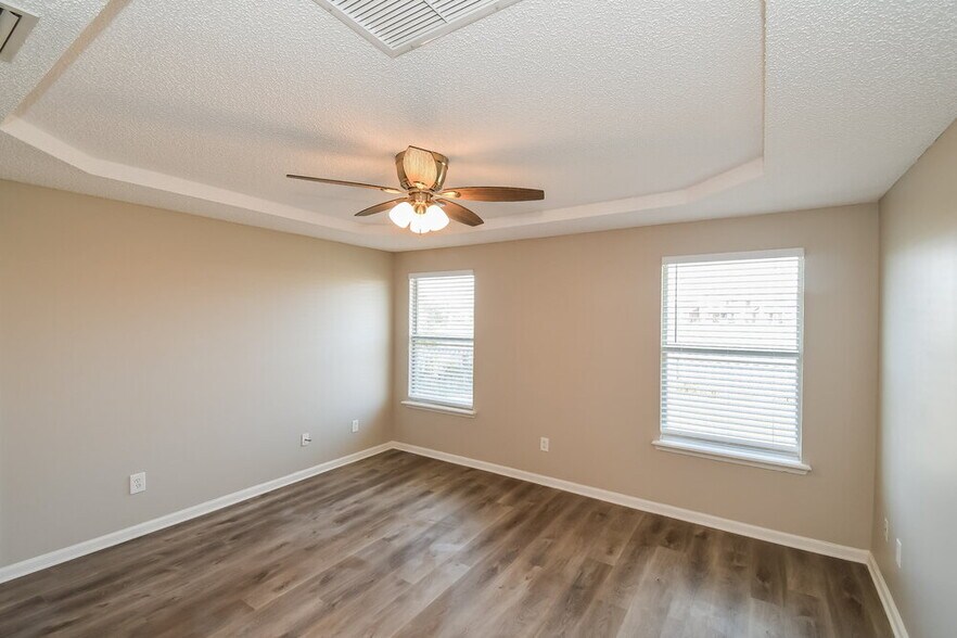Building Photo - 2711 Ravine Hill Dr