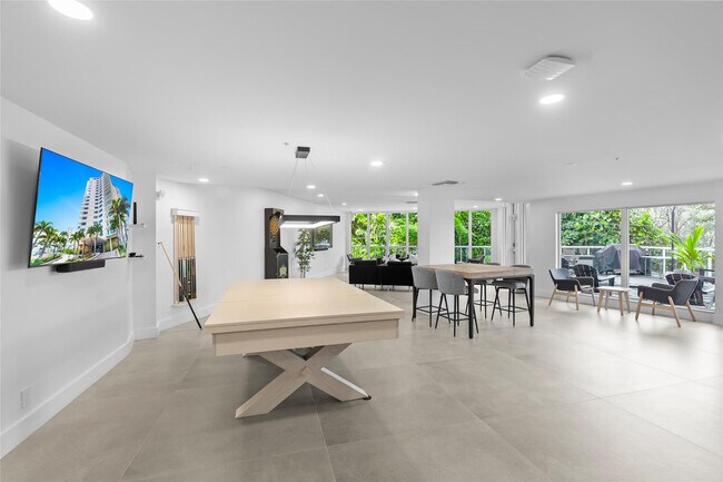 Building Photo - 3000 Holiday Dr