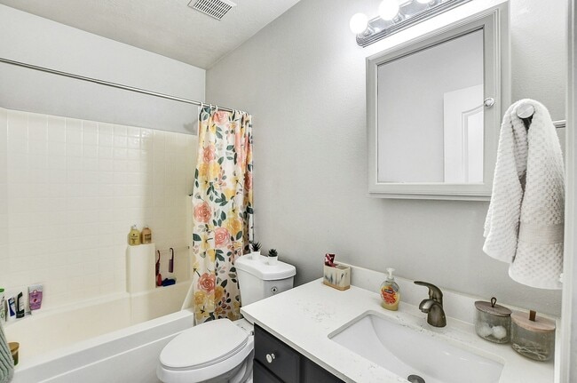 Building Photo - 2112 Dakota Ave