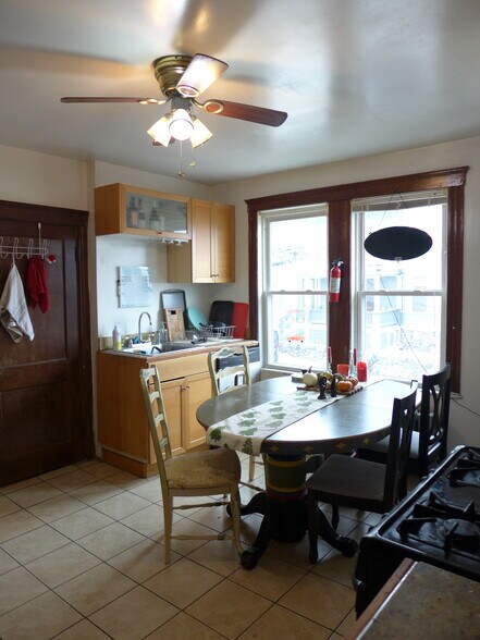 Building Photo - 821 Parker St