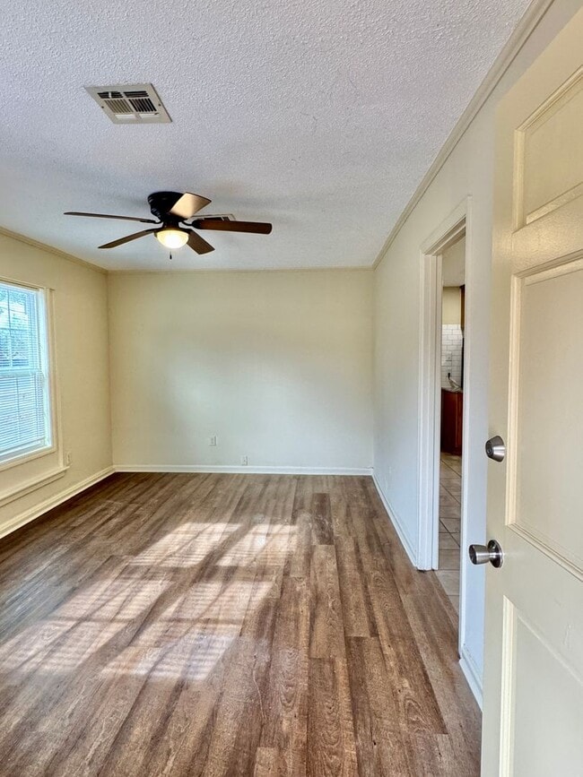 Building Photo - Charming updated 3-bedroom home!