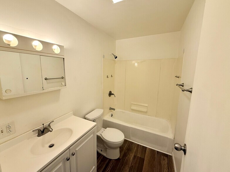 Building Photo - 6 Van Buren St