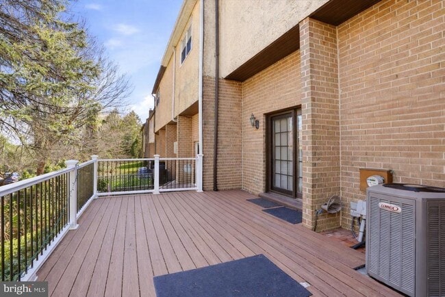 Building Photo - 102 Eaton Dr