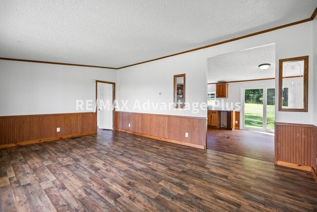Building Photo - Spacious 4 bedroom home in private setting