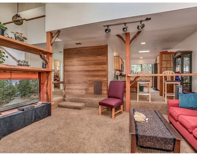 Building Photo - Large beautiful home in Idyllwild