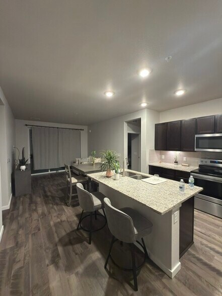 Building Photo - 460 E Fremont Pl