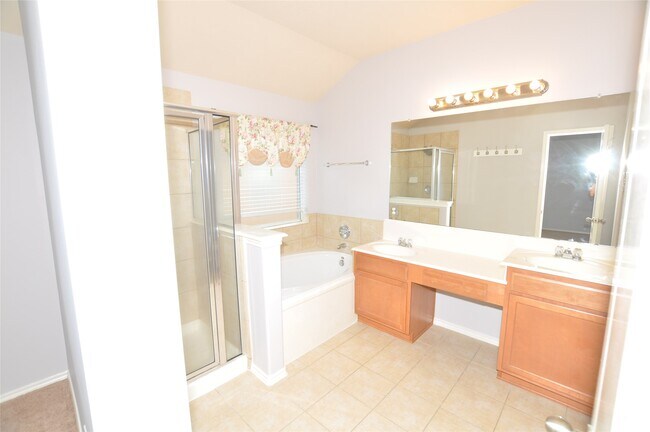Building Photo - 21603 Kings Bend Dr