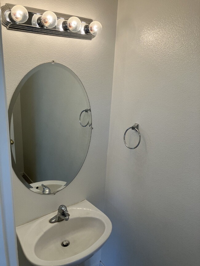 Building Photo - $500.00 OFF FIRST MONTH'S RENT!!!!! North ...