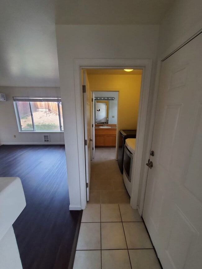 Building Photo - Quartz Ave 3plex/Ariserem-014