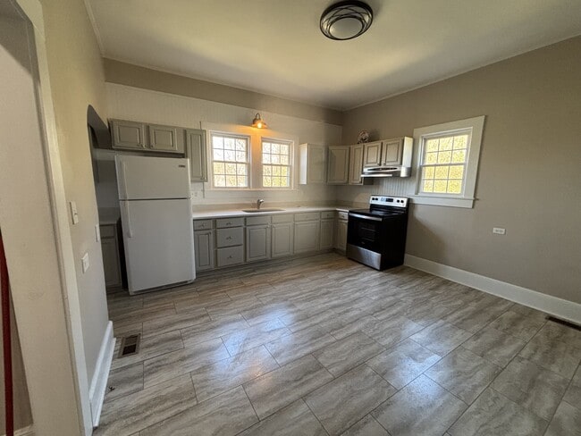 Building Photo - 603 Poplar Ave