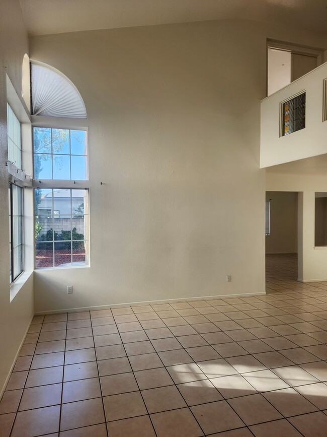 Building Photo - Spacious 4-Bedroom Home in a Prime Location