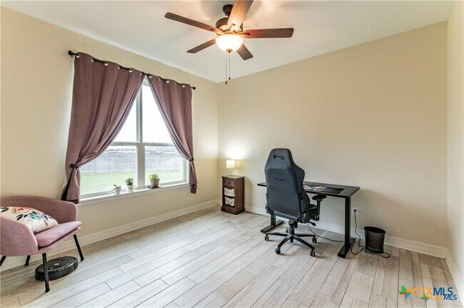 Building Photo - 8119 Green Hill Dr