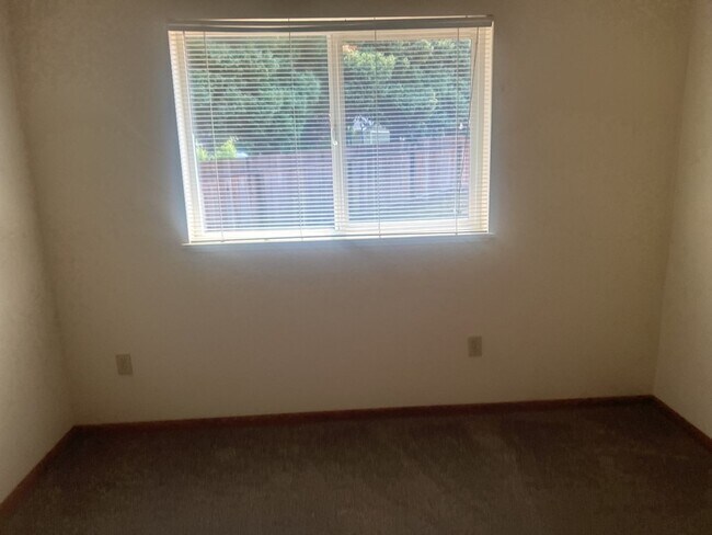 Building Photo - 2149 Woodcrest Ct