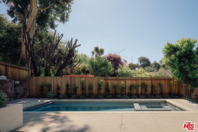 Building Photo - 914 Bienveneda Ave