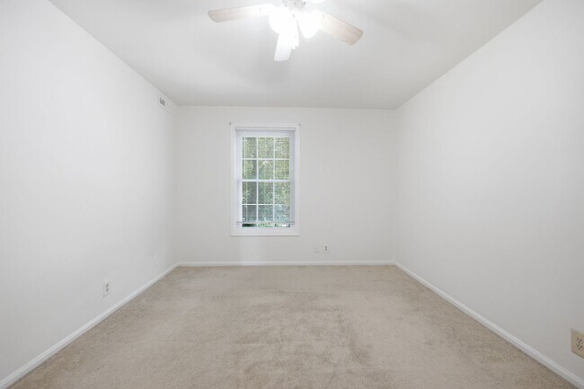 Building Photo - Charming 2 BR/1 BA Condo in Gaithersburg!