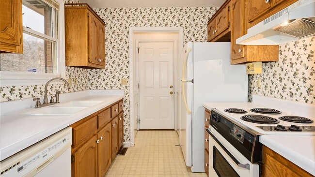 Building Photo - For Rent: 3BR, 2BA home with garage for rent.