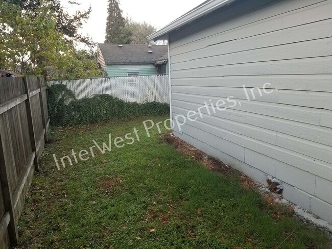 Building Photo - Super Cute 2bd Ranch Style Hillsboro home w/Garage, w/d hookups and yard!