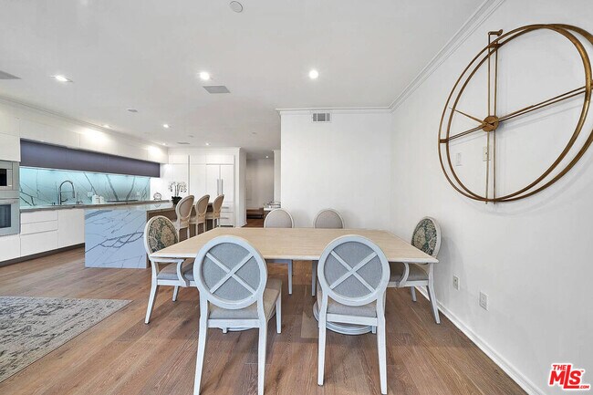 Building Photo - 132 N Swall Dr