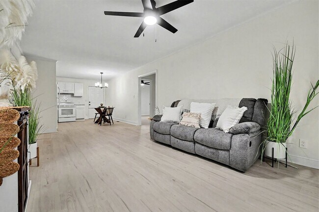 Building Photo - Two Bedroom Two Bathroom House with office and upstairs bonus room!   Fenced Yard!  Dogs Welcome!