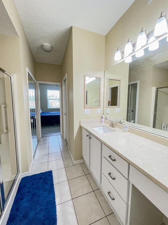 Building Photo - Beach and Downtown Venice! Furnished ground floor condo! Gorgous!